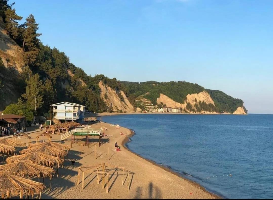 Zolotaya Buhta 10 Hotel Pizunda Exterior photo